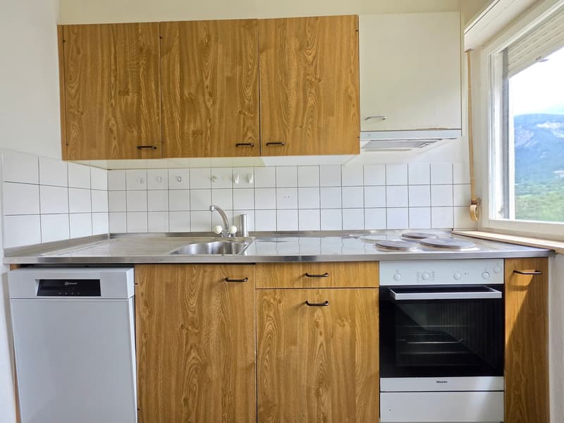 Charmante 4-Zimmer-Wohnung mit Balkon und Bergblick in Thusis (2)