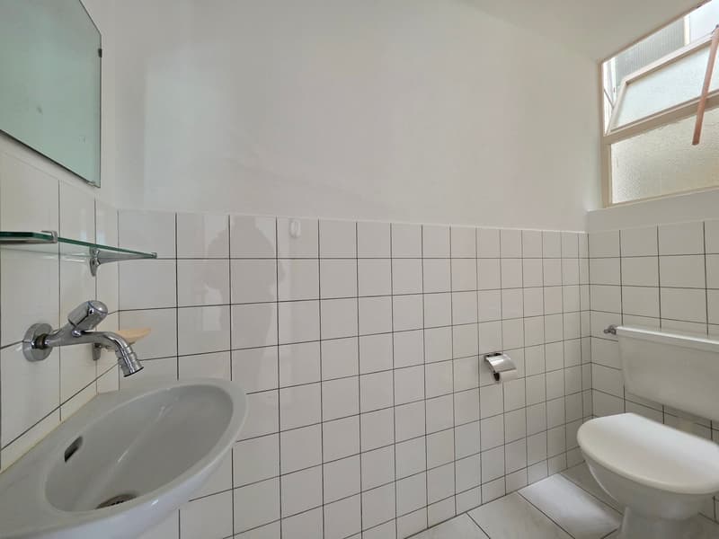 Charmante 4-Zimmer-Wohnung mit Balkon und Bergblick in Thusis (8)