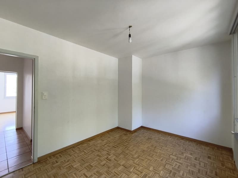 Appartement entièrement repeint lumineux de 3 pièces avec vue, au 4ème étage à Le Locle (17)