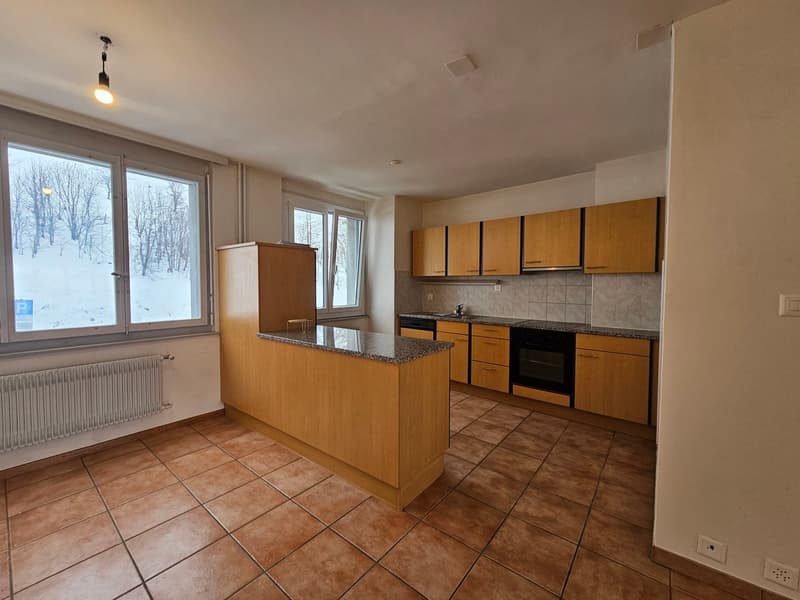 Appartement entièrement repeint lumineux de 3 pièces avec vue, au 4ème étage à Le Locle (3)