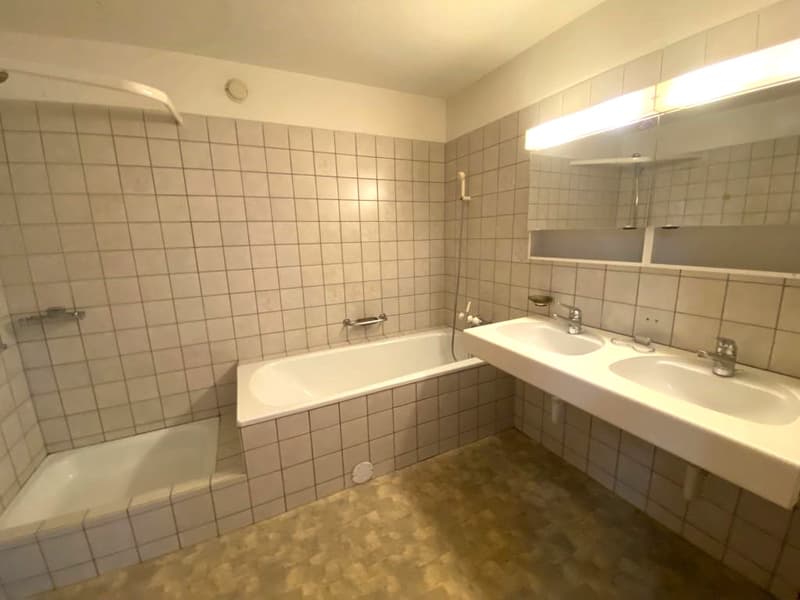 Helle 4.5-Zimmer-Wohnung im Erdgeschoss mit Balkonsitzplatz! (4)