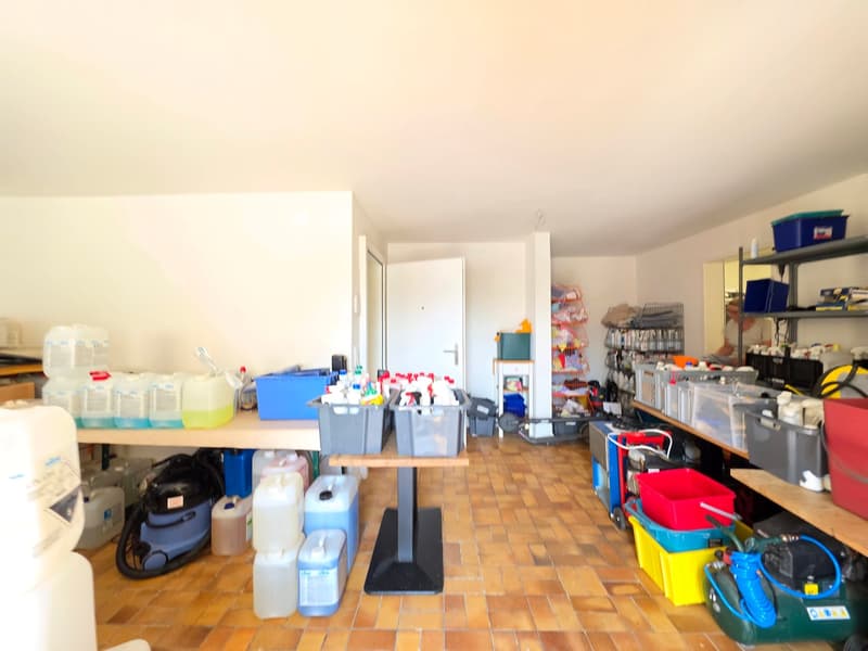 Praktisches Laden-/Bürolokal mit grosszügiger Fensterfront (6)