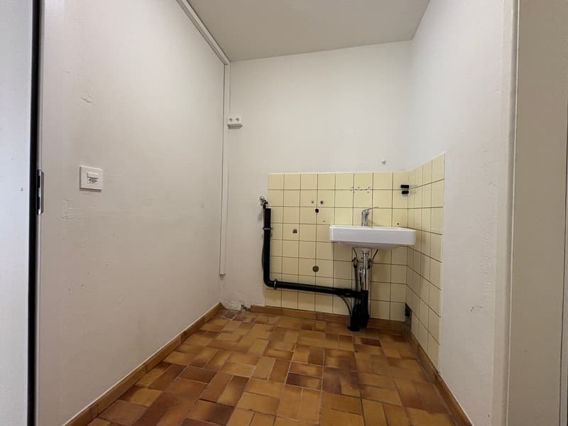 Praktisches Laden-/Bürolokal mit grosszügiger Fensterfront (9)