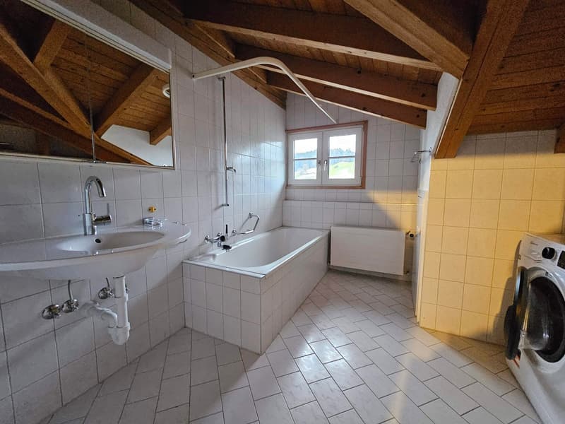 Helle 4.5-Zimmer-Wohnung mit Balkon und schöner Aussicht! (6)