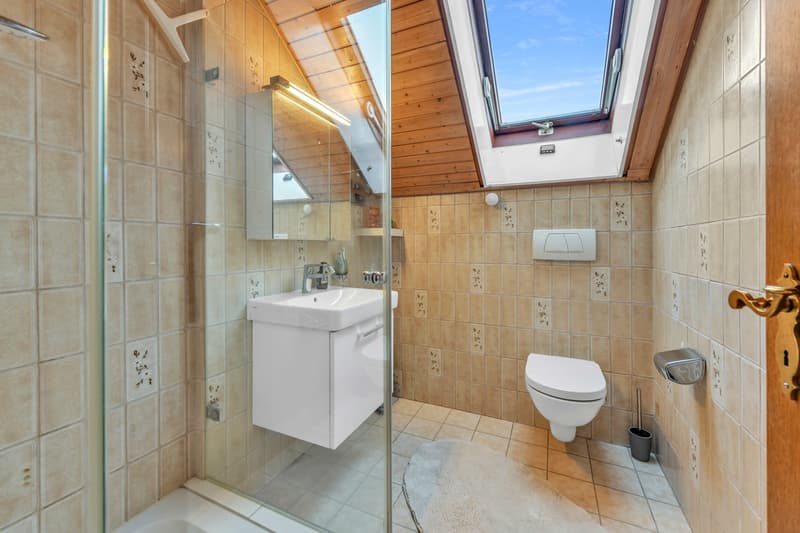 Badezimmer mit Dusche