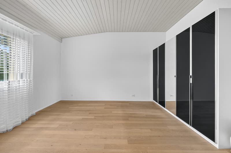 Grosszügige Zimmer mit Eichenparkett