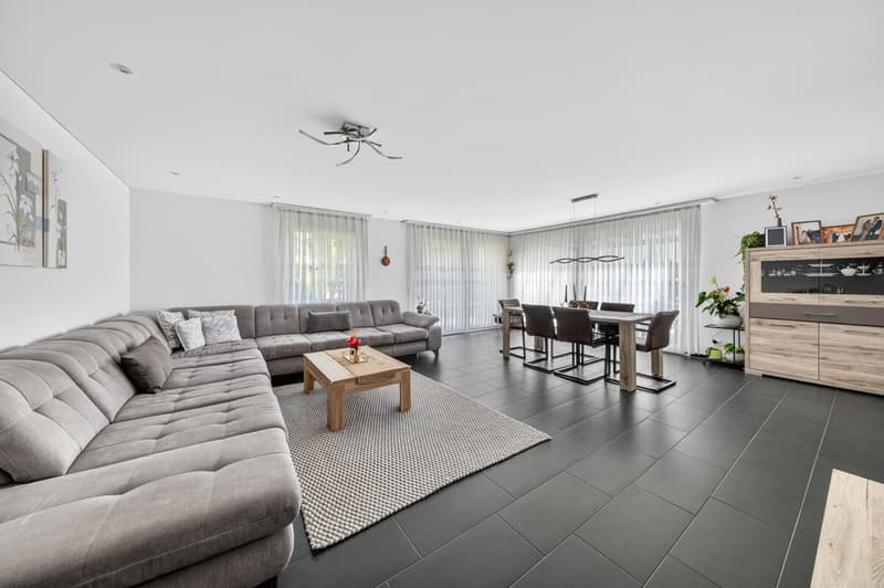 Grosses Wohnzimmer mit Schiebetüren