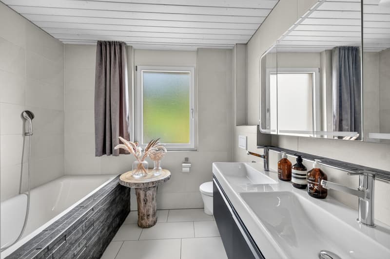 Badezimmer mit DU, Badewanne und Doppellavabo