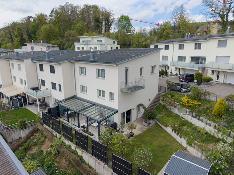 Grosszügiges Eckhaus mit idyllischem Garten