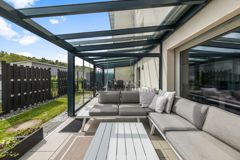 Gedeckter Sitzplatz und Wintergarten