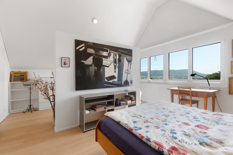 Grosszügiges Schlafzimmer mit schönem Ausblick