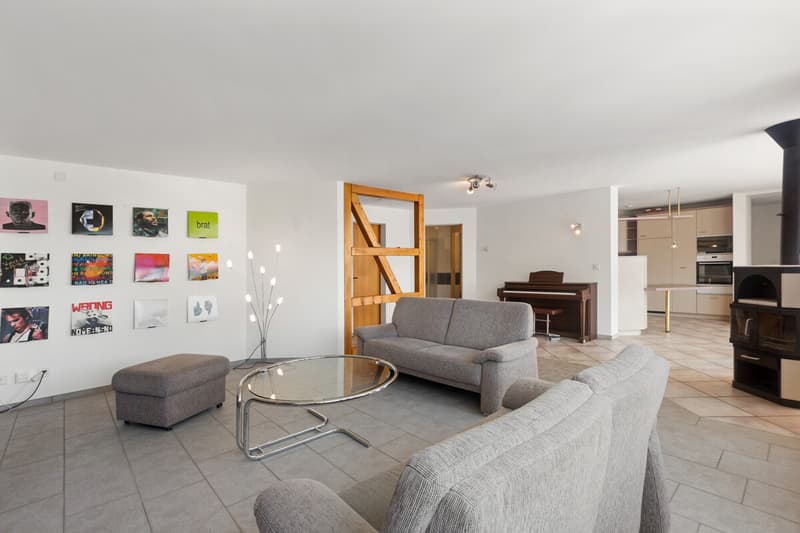 Wohnzimmer mit Plattenboden