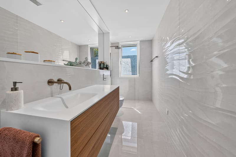 Badezimmer mit Regendusche