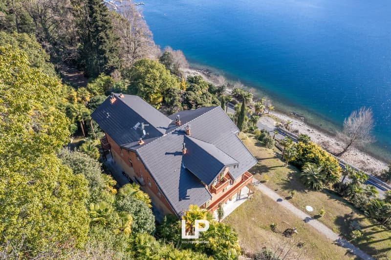 House by the lake, 2 stories, balconies, lake view