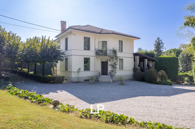 Elegante Villa in Barasso zu verkaufen (1)