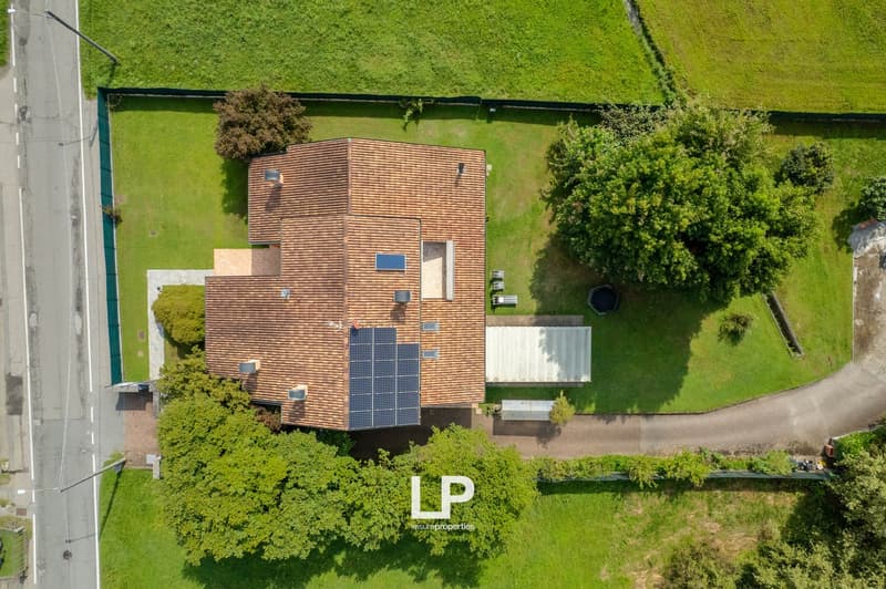 Detached house with tile roof, solar panels, large pool, small garage, large garden, patio, trees