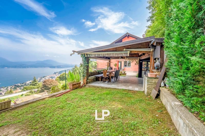 Terraced house, large terrace with dining area, sea view, potted plants