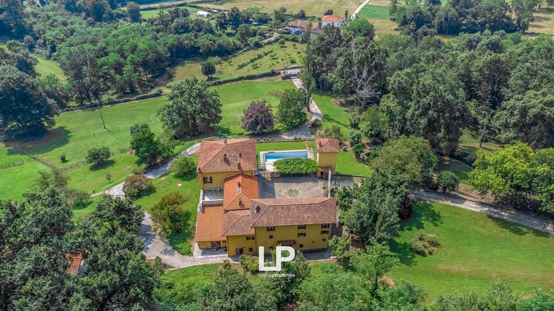 Villa in the countryside with a pool and scenic view