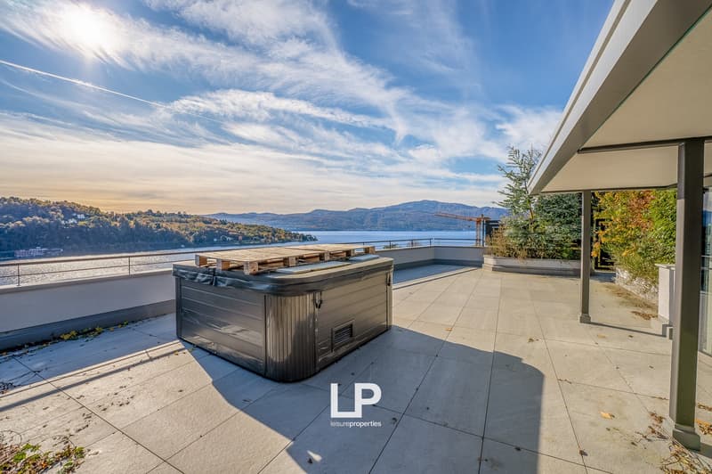 terrace with jacuzzi, panoramic view of the lake and mountains