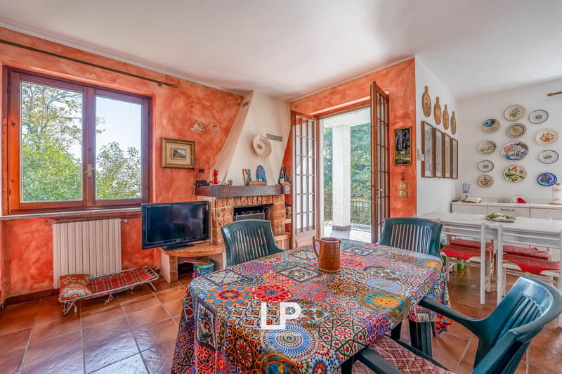 Propriété indépendante avec vue sur le lac, entourée de beaucoup de verdure à Massino Visconti (31)
