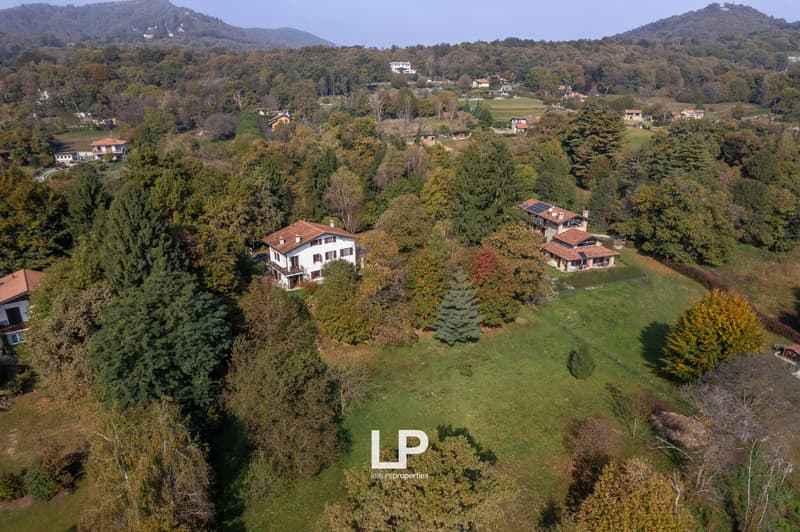Propriété indépendante avec vue sur le lac, entourée de beaucoup de verdure à Massino Visconti (3)