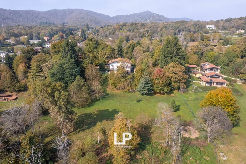 Propriété indépendante avec vue sur le lac, entourée de beaucoup de verdure à Massino Visconti (4)