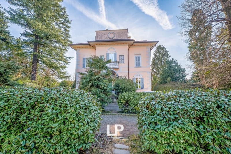 large house, beige paint, 3 floors, window shutters, entrance path with stone walkway