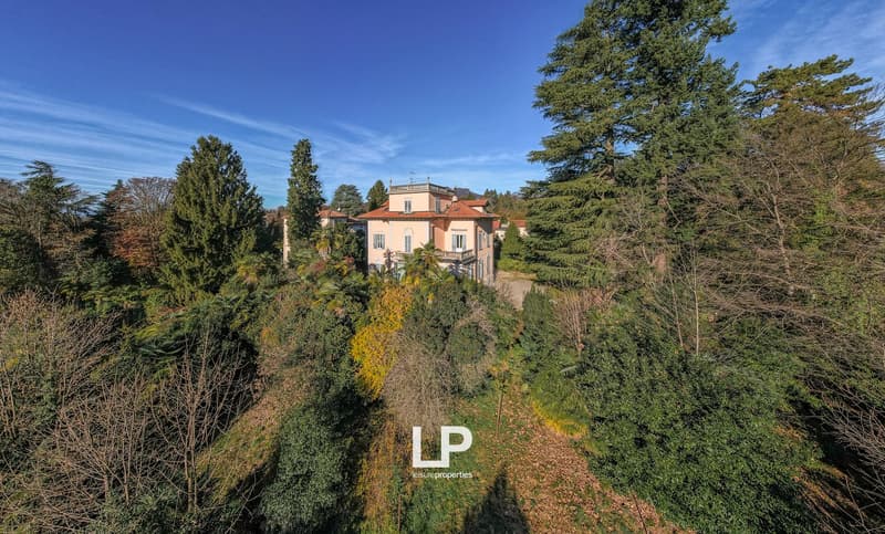 Large villa set on a large landscaped plot with mature trees