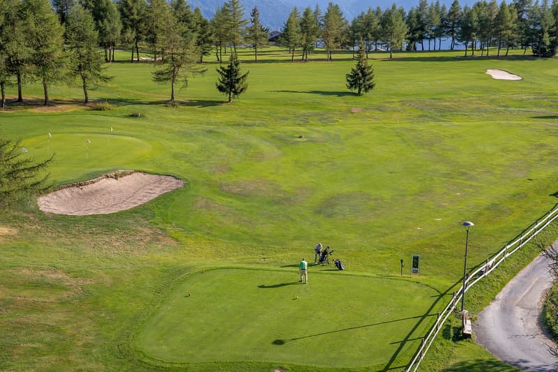 Authentische Dachwohnung mit Blick auf den Golfplatz und hohe Decken (8)