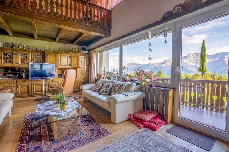 Authentische Dachwohnung mit Blick auf den Golfplatz und hohe Decken (5)