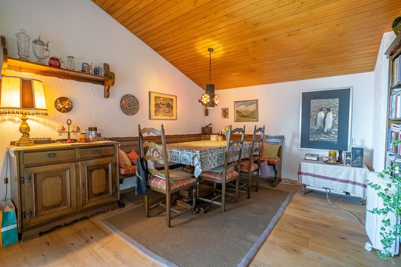 Authentische Dachwohnung mit Blick auf den Golfplatz und hohe Decken (15)
