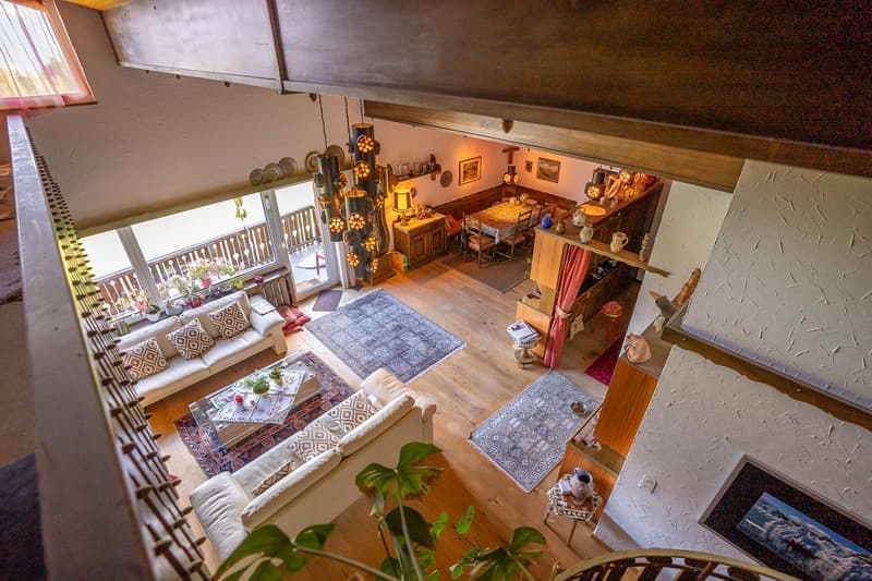 Authentische Dachwohnung mit Blick auf den Golfplatz und hohe Decken (19)