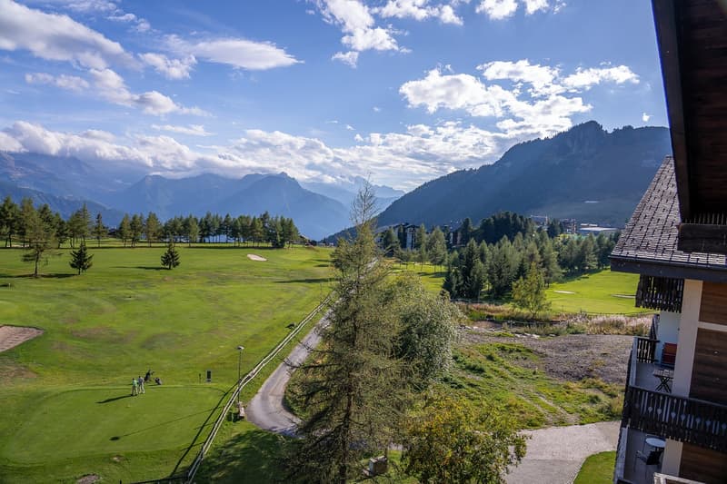 Authentische Dachwohnung mit Blick auf den Golfplatz und hohe Decken (33)