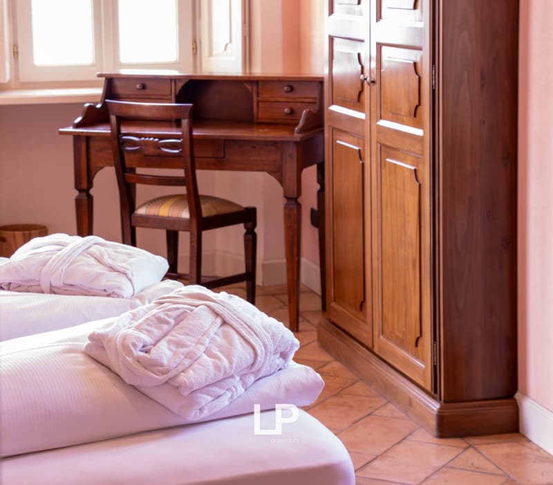 2 single beds, desk, wooden chair, cabinet, robe, windows