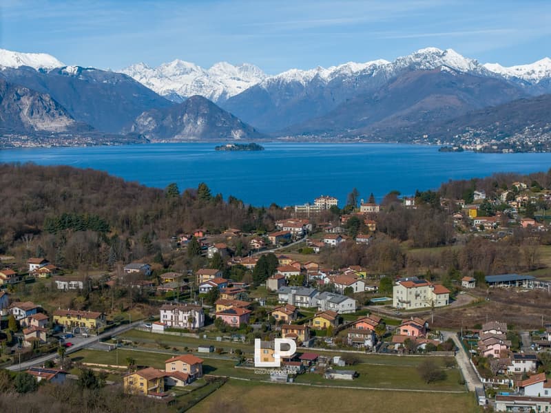 residential area with a lake view, mountains in the background, several houses