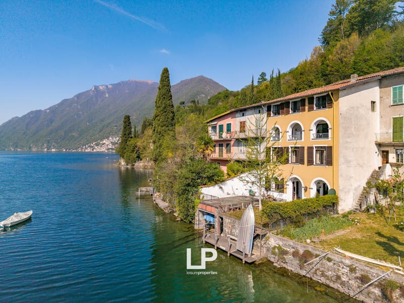 House on the lake, 3 floors, balcony, mountain view, boat dock