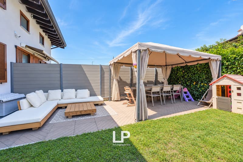 Patio moderno con gazebo e giardino