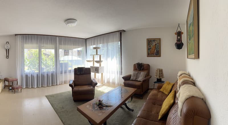 Wohnzimmer mit direktem Zugang zum Sitzplatz