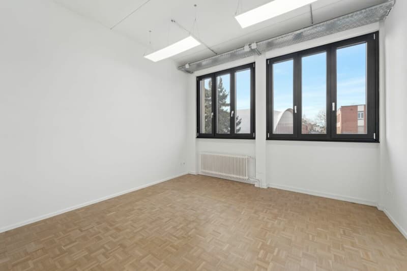 Uffici 300 m2, Laboratorio/Ufficio 72 m2, Magazzino 43 m2 (9)