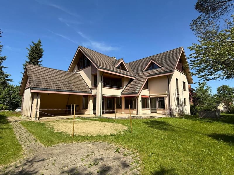 Grosszügiges und freistehendes 9 1/2-Zimmer Einfamilienhaus- naturnahes Wohnen mit Nähe zur Stadt (1)