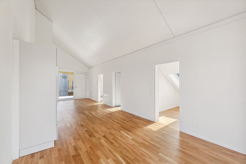 BRIGHT AND CENTRALLY LOCATED (10)