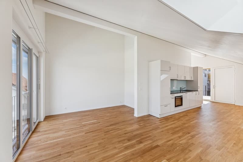 BRIGHT AND CENTRALLY LOCATED (6)
