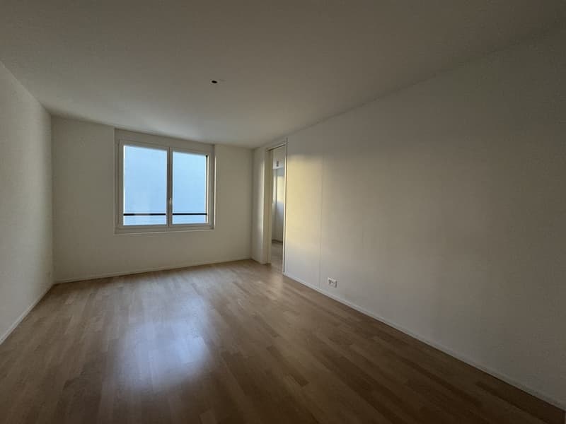 MODERN MIT GROSSZÜGIGEM AUSSENBEREICH (8)
