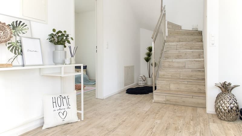 EINZIGARTIGE MAISONETTE-WOHNUNG IN SAFENWIL (10)