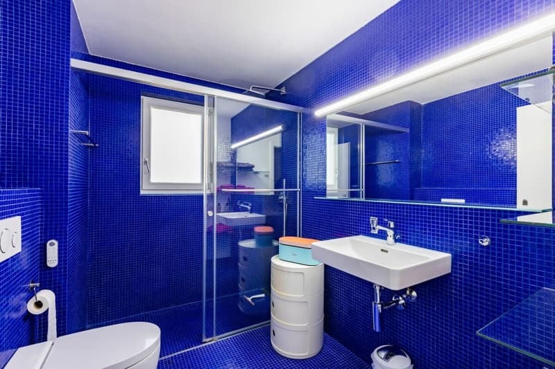 Zweites Badezimmer mit bodenebener Dusche