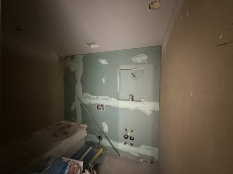 Badezimmer mit Badewanne, WC, Lavabo im Rohbau