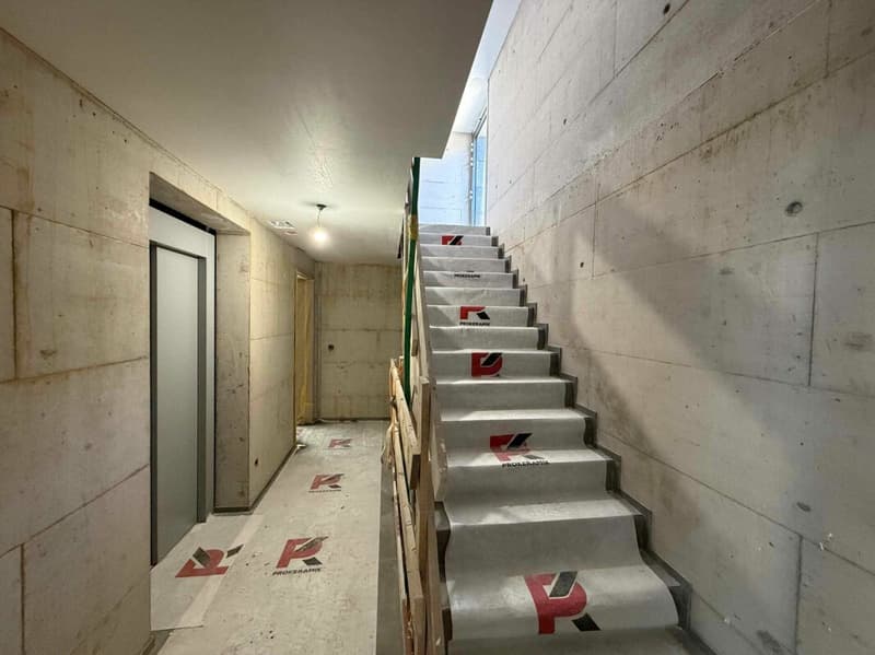 Treppenhaus mit Lift im Rohbau