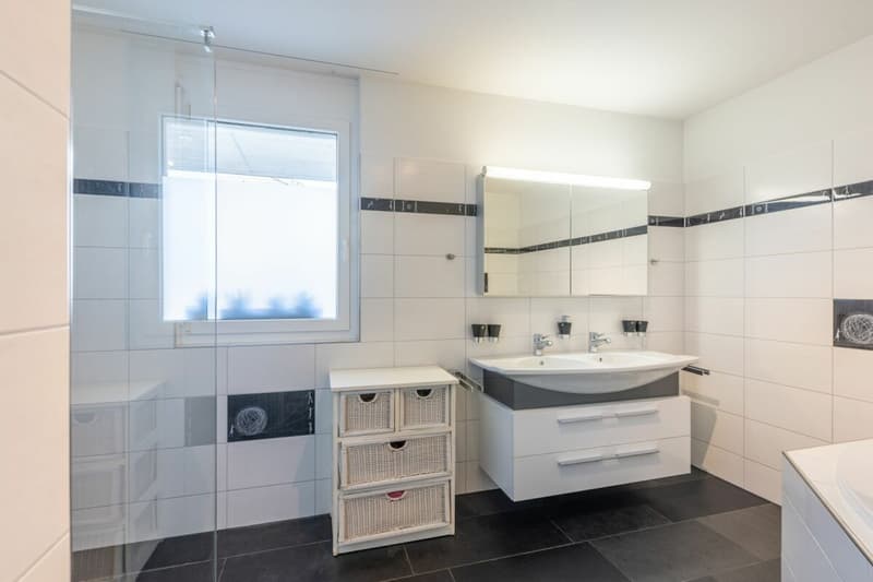 grosses Badezimmer