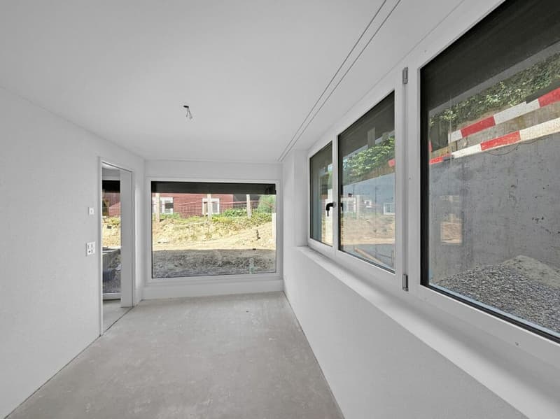 Grosszügiges Zimmer mit viel Fensterflächen