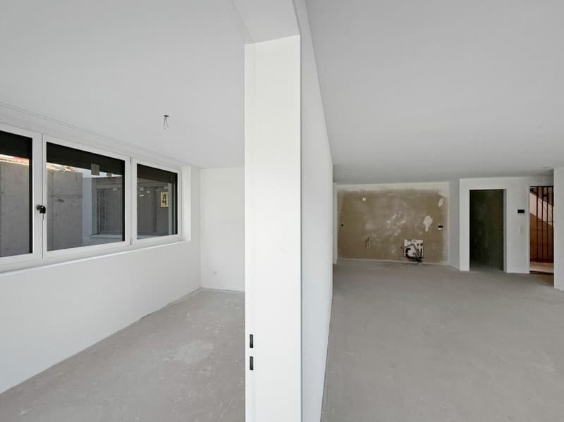 Zimmer links und Wohnbereich rechts: attraktiver und flexibler Grundriss mit 3,5 Zimmern und zwei Badezimmern